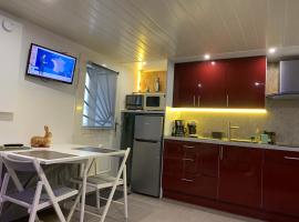 Charmante petite maison en pierre, avec accès autonome，位于萨蒂列乌的酒店