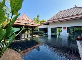 Lovely Tropical Villa short walk from Surin Beach，位于Ban Lum Fuang的酒店