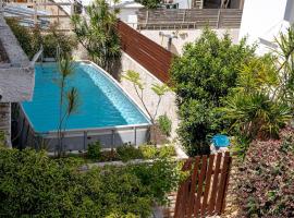 Stylish 4BR Villa - Herzliya Pituah，位于荷兹利亚的酒店