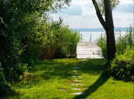 Green Lake House - Private beach at Balaton，位于巴拉顿阿卡拉提亚的海滩短租房
