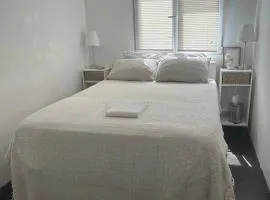 Location de chambre privée dans résidence sécurisée privée,parking gratuit , 1 minute du tramway, à 9 minute du centre ville, accessible à plusieurs transports