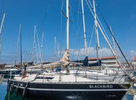 GuestReady - BlackBird - Sailboat Experience，位于马托西纽什的船屋