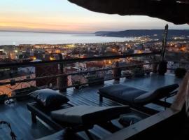 Tamraght 2 Bedroom Apt with Oceanview 3. Level，位于Tamraght Oufella的酒店