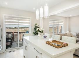 Pristine Pet & Smoke Free 4-Bedroom home near Canada's Wonderland，位于沃恩的酒店