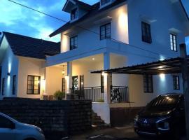 Stylish Villa at Green Apple U 35A Cipanas Puncak，位于Sindanglaya的乡村别墅
