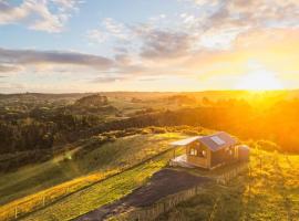 Romantic hilltop hideaway - Skyview Cottage，位于Dairy Flat的乡间豪华旅馆