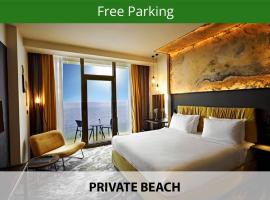 Miramare Magnetic Beach Hotel，位于科布列季的带停车场的酒店