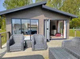 Luxury 2-Bed Lodge in Routh Sleeps 4 with Hot Tub