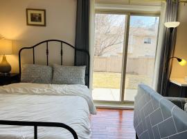 Lily room near golf and banff costco newly renovated queen size bed Single bathroom sofa TV，位于卡尔加里的酒店