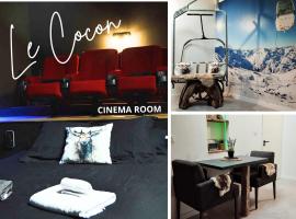 CINEMA ROOM L'Expérience unique montagnarde LE COCON 1km lac d'Annecy，位于Lathuile的家庭/亲子酒店