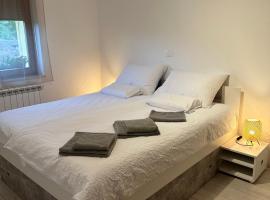 Apartma Anže Samec，位于Dobravlje的带停车场的酒店