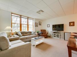1 Mi to Allegheny River Cozy Apt with Shared Patio!，位于New Kensington的酒店