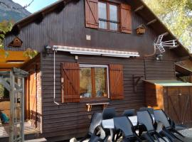 Charmant chalet en bois 5 pers proximité Ubaye vue féérique，位于若西耶的酒店