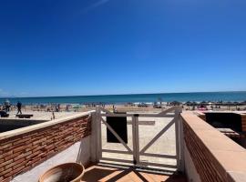 La Mata primera línea de playa，位于托雷维耶哈的酒店