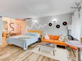 The Moose #10 - Stylish Loft with King Bed, Free Parking & Wi-Fi