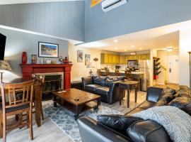 Luxury Condo Steps to Park City Mountain Resort! Heated Pool & Hot Tub -Snowblaze 309，位于帕克城的乡村别墅