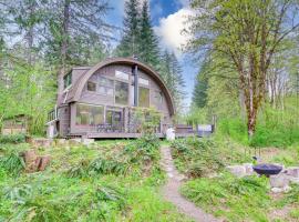 Riverfront Skykomish Cabin with Private Hot Tub!，位于Skykomish的酒店