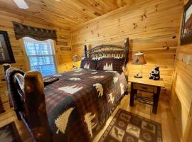 2 bed Cabin HOT TUB close to Helen #16，位于海伦的度假屋