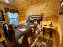 2 bed Cabin HOT TUB close to Helen #16，位于海伦的酒店