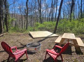 Sycamore Ridge Campsite at Hocking Vacations - Tent Not Included，位于洛根的露营地