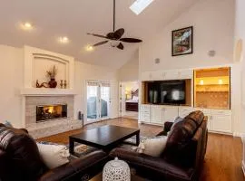 Luxurious 4BR Retreat - Pool Table & Chic Amenities