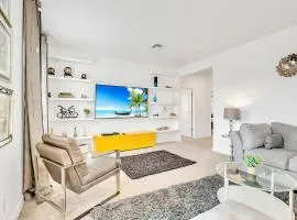 6BR Luxury Home w Pool Hot Tub and Games room