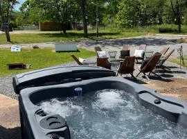 Carters Cottage Hot Tub, Fire Pit, Cozy Views