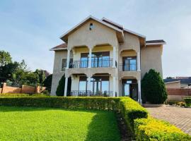 Quiet and Spacious Hidden Gem in Kigali with Breathtaking Views right by the Airport，位于基加利的别墅