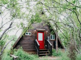 Dean's Den: Private Deck w/ Jacuzzi and a View，位于新布朗费尔斯的木屋