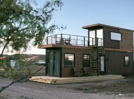 Somewhere in Texas Container Home，位于阿尔派恩的酒店