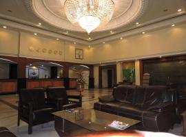 Hotel PLR Grand，位于蒂鲁帕蒂提鲁帕帝机场 - TIR附近的酒店