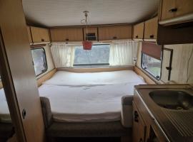 Caravan Joost Camping La Foret du Morvan，位于Larochemillay的酒店