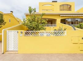 Family-Friendly Beach House ideal for Holidays & Workers at Beach Sagunto Valencia，位于萨贡托的酒店