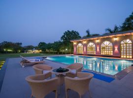 ELIVAAS 6 BHK Farmhouse with Pvt Pool & Garden - Enchantia，位于Bhundsi的酒店