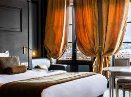 Best Western Le Cheval Blanc -Vue sur le port-plein centre ville，位于翁弗勒尔的酒店