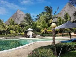 Beachfront 2 bedroom villa in resort with Pool & Spa
