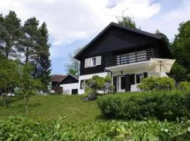 Ferienhaus in ruhiger Lage auf einem großen Grundstück, ideal für Naturliebhaber und Ruhesuchende