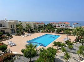Sunny Cornervilla big Pool Sea and Mountainview，位于Bahçeli的酒店