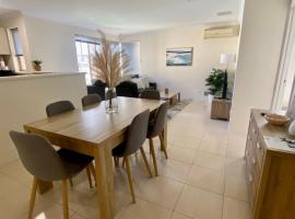 3-Bedroom Kinross Beachside Abode，位于Kinross的酒店