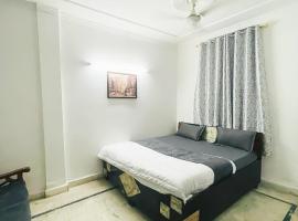 Hotel Aura Opposite Max Hospital，位于新德里Malviya Nagar的酒店