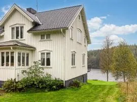 Nice Home In Ambjörnarp With Lake View