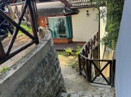 Chalé 08 com hidro no coração de Penedo，位于伊塔蒂亚亚的酒店