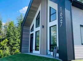 Le Jarret Noir! Chalet NEUF en nature SPA/Vue Lac，位于Poh&eacute;n&eacute;gamook的住宿