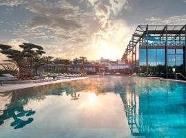 Quellenhof Luxury Resort Lazise，位于拉齐塞的带泳池的酒店