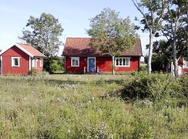 Cozy cottage in Aleklinta, north of Borgholm, close to the sea，位于博里霍尔姆的度假屋