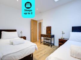 Spacious Bedroom Ensuite with 2 Single Beds - Room 3，位于布伦特伍德的住宿加早餐旅馆
