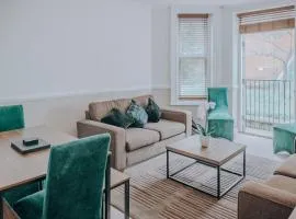 Central 2 bed apartment walking distance to beach