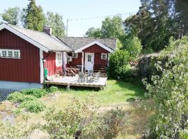 House with lake plot and own jetty on Skansholmen outside Nykoping，位于尼雪平的乡村别墅