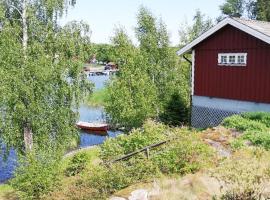 House with lake plot and own jetty on Skansholmen outside Nykoping，位于尼雪平的度假屋