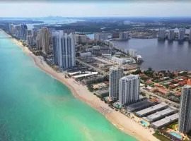 Oceanview Comfort Stay Sunny Isles Apt